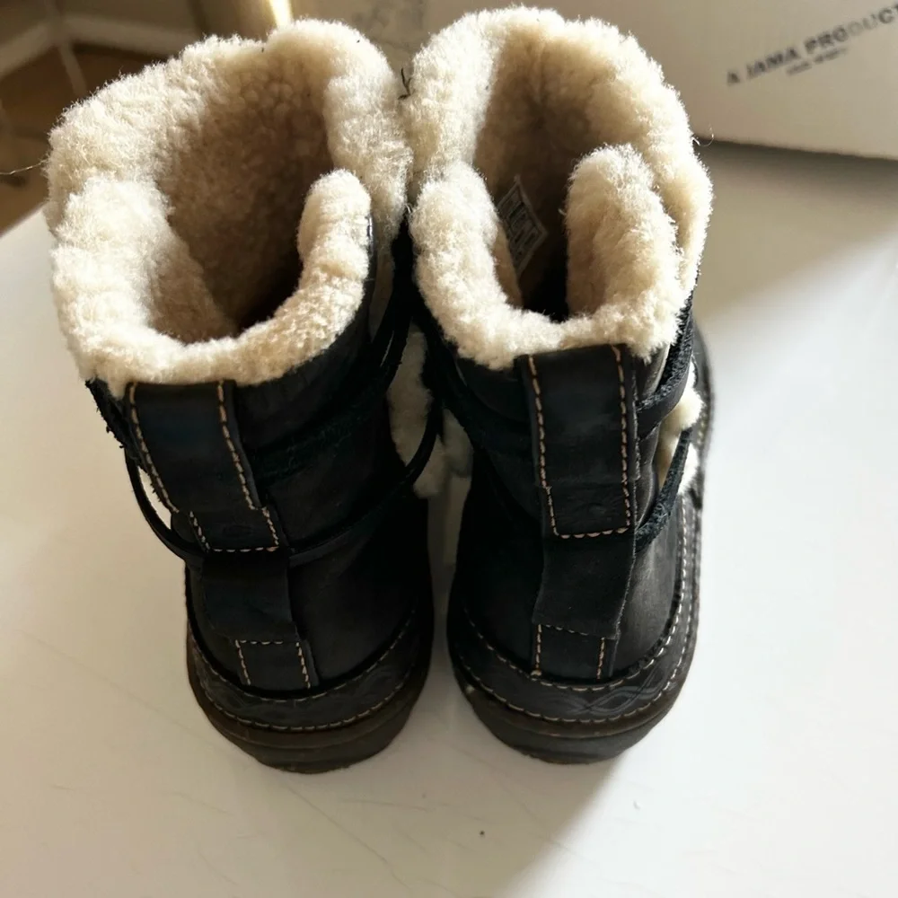 UGG Cove Black Size 8 Suede Shesrling Cream Lining Ankle Winter Boots